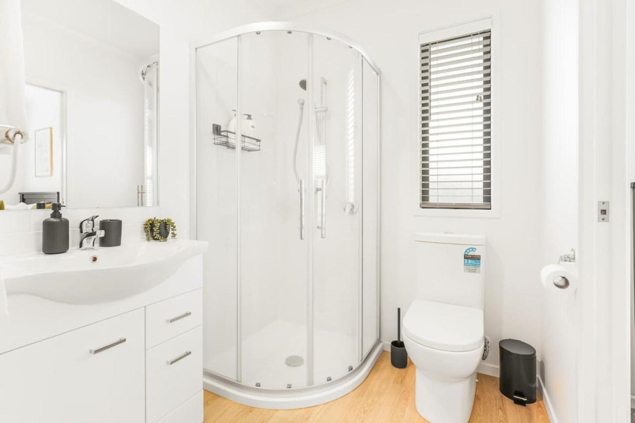 Modern And Central With 2 Ensuites -By Kosh Bnb Hamilton Exteriör bild
